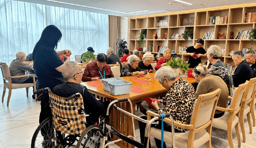 巧手剪春秋，非遗润银龄——杭州国投健康长者公寓“寻味非遗”系列活动