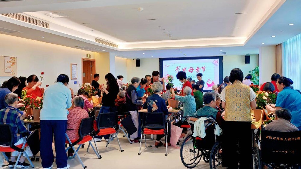 当银发遇上繁花——杭州国投健康长者公寓母亲节插花活动侧记